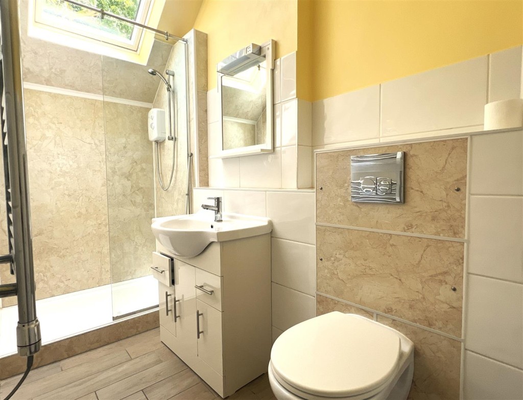 Lot: 138 - WELL PRESENTED DETACHED TWO-BEDROOM CHARACTERFUL COTTAGE WITH GARDENS AND PARKING - Modern shower room